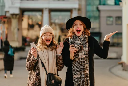 deux femmes decouvrant la ville avec un chauffeur taxi lille proposant visites guidees