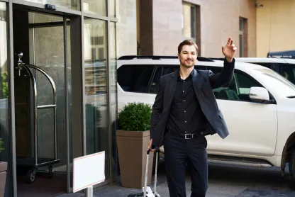 personne saluant taxi a son hotel a lille